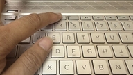 A cosa serve la spia luminosa sul tasto F4 di un computer portatile?