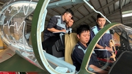 Personnel de maintenance sur les avions d'entraînement au combat Yak-130.