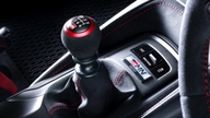 A Toyota egy szimulált kézi sebességváltót fejleszt elektromos járművekhez: rendelkezik sebességváltó karral, kuplungpedállal, és még a motor leállását is „érzékeli”.