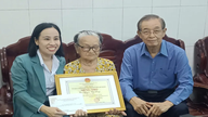Los líderes de la delegación de la Asamblea Nacional de Ciudad Ho Chi Minh visitan a personas mayores ejemplares para felicitarlas por su cumpleaños.