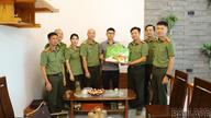 Poliția Provincială Lao Cai vizitează și încurajează ofițerii răniți în timpul serviciului.
