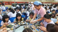 Mengendalikan makanan palsu dan iklan menyesatkan.