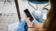 スマートフォンは、若者が子供を産まなくなる「原因」なのだろうか？
