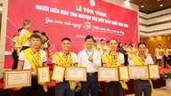 Cuatro destacados donantes de sangre voluntarios de Hai Phong han sido homenajeados.