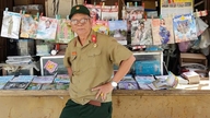 Sprzedawca gazet, który prowadzi stoisko w Trang Bang od prawie 40 lat.