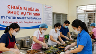 Hanoiban tanárok ingyenes étkezést főznek a középiskolai érettségi vizsgát tevő diákoknak.