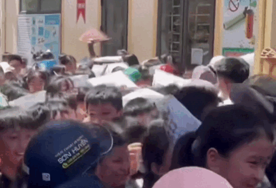 Imej-imej yang menarik perhatian selepas peperiksaan darjah 6 di Nghe An.