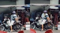A video of a husband pulling his shirt over his wife's motorcycle seat to protect her from the heat has melted netizens' hearts.