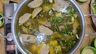 कैम ली नदी के किनारे स्थित दा लाट में बा टोआ बीफ हॉटपॉट में खो गया।