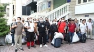 La policía de Ciudad Ho Chi Minh recibe a 33 personas deportadas de Estados Unidos.