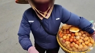 Se está investigando el caso de un turista extranjero que compró 10 donuts por 420.000 VND en Hanói.