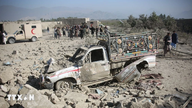 Le Pakistan lance des frappes aériennes sur des provinces frontalières afghanes, faisant des dizaines de morts.