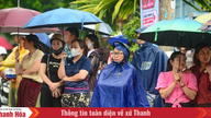 Parents in Thanh Hoa brave the rain to welcome students who have finished the Literature exam.