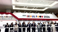 El embajador Vu Ho asistió a la ceremonia de inauguración de Seoul Food 2026 y visitó los stands vietnamitas.