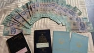 Returning 25 million VND and passports to tourists who left them behind on the ship.