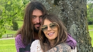 Elizabeth Hurley hé lộ chuyện tình bên cha của Miley Cyrus