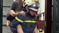 Hanoi: Poliisi leikkasi laittomat ikkunakalterit auki pelastaakseen neljä ihmistä, jotka olivat loukussa viisikerroksisesta rakennuksesta, joka oli liekeissä varhain tänä aamuna.