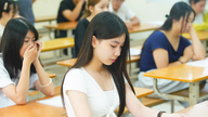 Etter å ha fullført den første eksamenen, pustet studentene lettet ut og sa at litteratureksamenen var enkel.