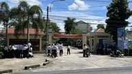 Pelajar menggunakan telefon mereka untuk mengambil gambar soalan peperiksaan sastera tamat pengajian sekolah menengah dan meminta ChatGPT untuk menyelesaikannya.