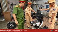En 15-årig dreng modificerede en gammel elcykel til en pris af 500.000 VND til at nå 100 km/t.