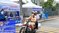 Ein Verkehrspolizeimajor transportierte mit einem Streifenwagen einen männlichen Schüler aus Hai Phong, der auf dem Weg zum Prüfungsort in Schwierigkeiten geraten war.