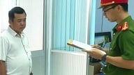 تم توجيه الاتهام إلى مدير سابق واثنين من مرؤوسيه.
