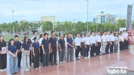Hoa Sen Grup Anonim Şirketi'nden gelen heyet, Başkan Ho Chi Minh'in anısına çelenk bıraktı.