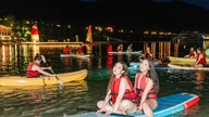 Turister nyder den første strandoplevelse i Nha Trang.