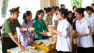 អាហារ​គ្រួសារ​ដ៏​កក់ក្ដៅ និង​ពោរពេញ​ដោយ​ក្ដី​ស្រឡាញ់​សម្រាប់​សិស្ស​មកពី​ឃុំ​កោះ​ឆ្ងាយ​ពី​ផ្ទះ​នៅ​ថ្ងៃ​ប្រឡង​បញ្ចប់​ការសិក្សា​របស់​ពួកគេ។