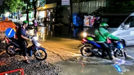 Đường Đặng Thùy Trâm ngập tứ phía, hố hào công trình thành 'bẫy' sau mưa