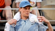 Jannik Sinner e l'interrogativo psicologico in vista di Wimbledon 2026: quando la pressione pesa sul numero uno del mondo.