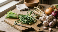 3 tipos de vegetais considerados 'antibióticos naturais' que ajudam a fortalecer a imunidade e prevenir doenças de verão.
