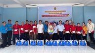 អំណោយត្រូវបានផ្តល់ជូនកម្មករក្រីក្រចំនួន ៤០ នាក់នៅឃុំបាវបាំង និងសង្កាត់តៃណាំ។