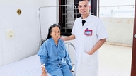 Etter å ha tatt tradisjonell medisin i over 10 år, satt en eldre kvinne igjen med en gigantisk nyrestein på størrelse med en ingefærrot.