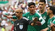 Brazilský rozhodčí vyvolal na internetu pobouření kvůli nesrozumitelnému vysvětlení udělení červené karty při výhře Mexika nad Jihoafrickou republikou.