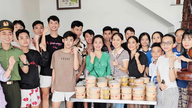 ครูท่านนี้คอยให้กำลังใจและช่วยเหลือเหล่านักเรียนจากพื้นที่ชายฝั่งและเกาะต่างๆ ในการเอาชนะอุปสรรคในการเรียน