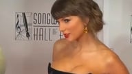 Laulaja Taylor Swift pukeutui seksikkääseen, korkealla halkiolla varustettuun mekkoon ja teki näin ennätyksen 37-vuotiaana.