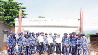 ผู้อำนวยการโรงเรียนนายทหารเรือตรวจสอบและให้กำลังใจกำลังพลที่สร้างบ้านเพื่อช่วยเหลือประชาชนในจังหวัด Khánh Hòa