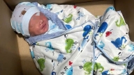 Bayi yang baru lahir itu dibungkus selimut dan diletakkan di dalam kotak kardus dengan catatan yang bertuliskan 'situasi sulit'.