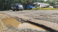 Numeroasele gropi și depresiuni mari de pe drumul provincial DT.759 reprezintă un pericol pentru siguranța rutieră.