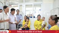 Dau Thanh Tung, vicevoorzitter van het Provinciaal Volkscomité, bezoekt het kinderziekenhuis van Thanh Hoa en overhandigt cadeaus aan de kinderen.