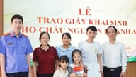 Nam Gia Nghia میں خصوصی حالات میں بچوں کو پیدائشی سرٹیفکیٹ پیش کرنا۔