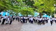 カインホア省出身の受験者3名が、試験会場で携帯電話を使用したとして停学処分を受けた。