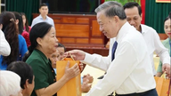 The President of Vietnam presents gifts of two categories to those who have rendered meritorious services on the occasion of July 27.