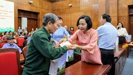Phó Chủ tịch Quốc hội Nguyễn Thị Thanh trao quà cho gia đình chính sách và học sinh tại Điện Biên