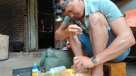 動画：タイグエンで若い雄鶏を「去勢された」鶏に変える「技術」のクローズアップ。
