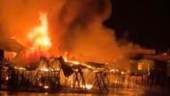 Ca Mau: Um incêndio deflagrou durante a noite, destruindo uma fileira de casas pertencentes a 8 famílias.