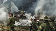 Avión militar se estrella en Colombia, decenas de muertos.