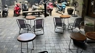 Após gastar centenas de milhões de dongs em uma área de estar externa, o dono da cafeteria se encontra em uma situação paradoxal.