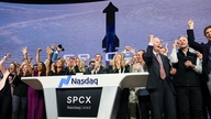 SpaceX 'letter officielt af' og går på børsen, den største børsnotering i historien.